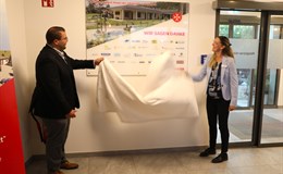 Johanniter-Regionalvorstandes Tobias Karl  und Leiterin des Hospizes  Katharina Salbeck  enthüllen die Spendentafel