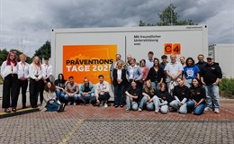 Das Organisationsteam mit den  Referenten vor einem gesponserten Container der Firma ELA GmbH