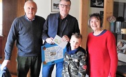 Uwe Seidel (Mitte) und Max Haseneder mit Regina Baumann und dem Schlaufuchs Max