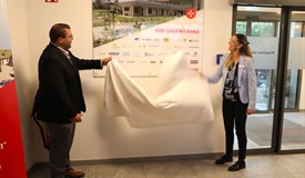 Johanniter-Regionalvorstandes Tobias Karl  und Leiterin des Hospizes  Katharina Salbeck  enthüllen die Spendentafel
