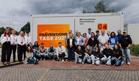 Das Organisationsteam mit den  Referenten vor einem gesponserten Container der Firma ELA GmbH