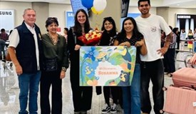 Susanna wird von ihrer Gastfamilie am Flughafen in Quito empfangen