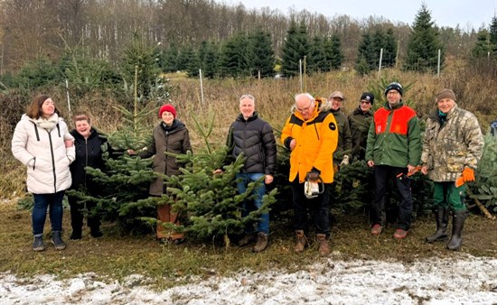 Präsident Tobias Baier (4.v.l.) mit Carl Graf zu Eltz (4.v. r.) mit Mitgliedern des RC und Vertretern der Lebenshilfe 
