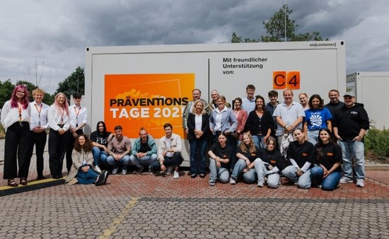 Das Organisationsteam mit den  Referenten vor einem gesponserten Container der Firma ELA GmbH